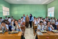 Penyaluran perdana MBG melalui SPPG Polres Halut di salah satu sekolah, Senin (27/4/2026).