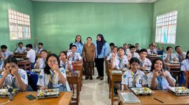Penyaluran perdana MBG melalui SPPG Polres Halut di salah satu sekolah, Senin (27/4/2026).