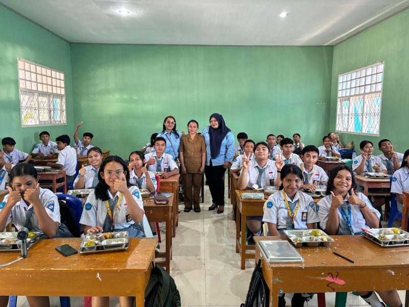 Penyaluran perdana MBG melalui SPPG Polres Halut di salah satu sekolah, Senin (27/4/2026).