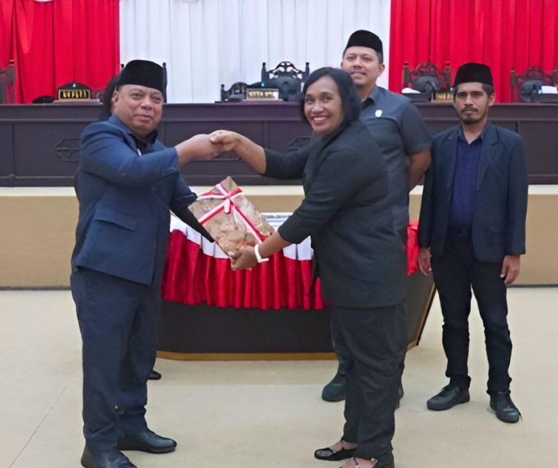 Penyerahan rekomendasi DPRD terhadap LKPJ Kepala Daerah 2025 oleh Ketua DPRD Cristina Lesnussa kepada Bupati Halmahera Utara Piet Hein Babua usai rapat paripurna.
