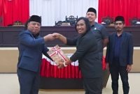 Penyerahan rekomendasi DPRD terhadap LKPJ Kepala Daerah 2025 oleh Ketua DPRD Cristina Lesnussa kepada Bupati Halmahera Utara Piet Hein Babua usai rapat paripurna.