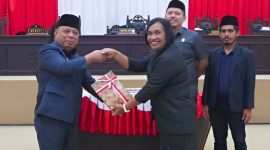 Penyerahan rekomendasi DPRD terhadap LKPJ Kepala Daerah 2025 oleh Ketua DPRD Cristina Lesnussa kepada Bupati Halmahera Utara Piet Hein Babua usai rapat paripurna.