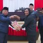 Penyerahan rekomendasi DPRD terhadap LKPJ Kepala Daerah 2025 oleh Ketua DPRD Cristina Lesnussa kepada Bupati Halmahera Utara Piet Hein Babua usai rapat paripurna.