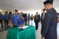 Penandatanganan berita acara pelantikan pejabat di hadapan Sekda Kabupaten Halmahera Utara.