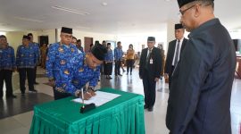 Penandatanganan berita acara pelantikan pejabat di hadapan Sekda Kabupaten Halmahera Utara.