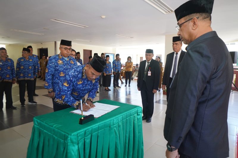 Penandatanganan berita acara pelantikan pejabat di hadapan Sekda Kabupaten Halmahera Utara.