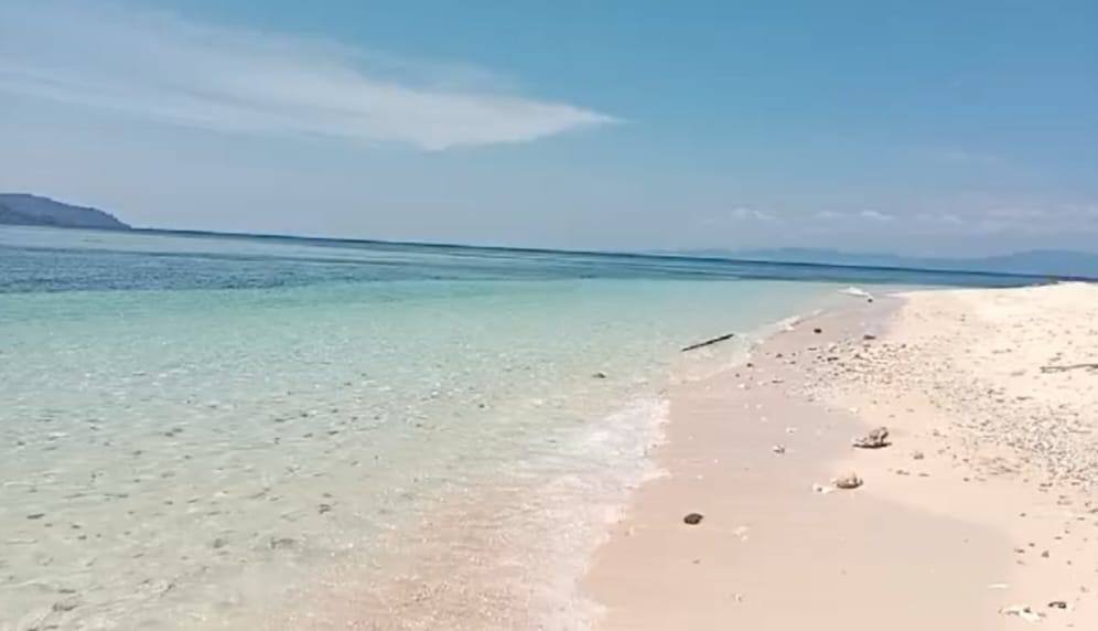 Keindahan pantai berpasir putih Desa Dagasuli, Kecamatan Loloda Kepulauan, Kabupaten Halmahera Utara, Maluku Utara,
