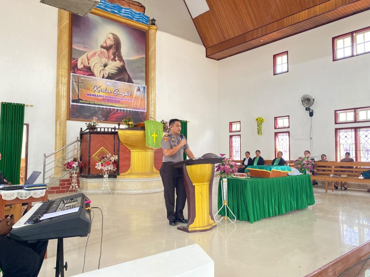 Kapolres Halmahera Utara, AKBP Erlichson Pasaribu saat bertatap muka dengan warga di Gereja GMIH Eppata, Minggu (25/10/2026)