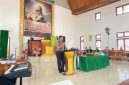Kapolres Halmahera Utara, AKBP Erlichson Pasaribu saat bertatap muka dengan warga di Gereja GMIH Eppata, Minggu (25/10/2026)