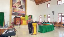 Kapolres Halmahera Utara, AKBP Erlichson Pasaribu saat bertatap muka dengan warga di Gereja GMIH Eppata, Minggu (25/10/2026)